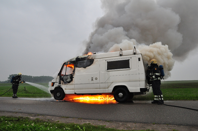 Felle brand verwoest 33 jaar oude camper aan de Overstortweg Waalwijk