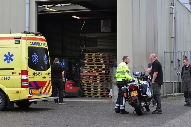 Man gewond door ongeval met heftruck aan de Vijzelweg Waalwijk