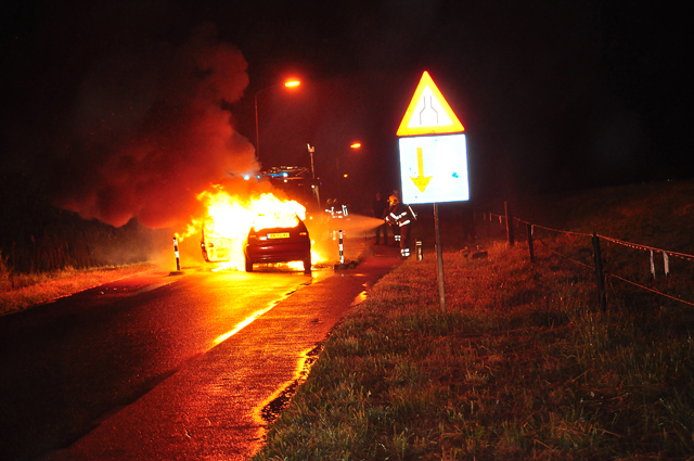 UPDATE: Auto's vliegen in brand na aanrijding aan de Winterdijk Waalwijk