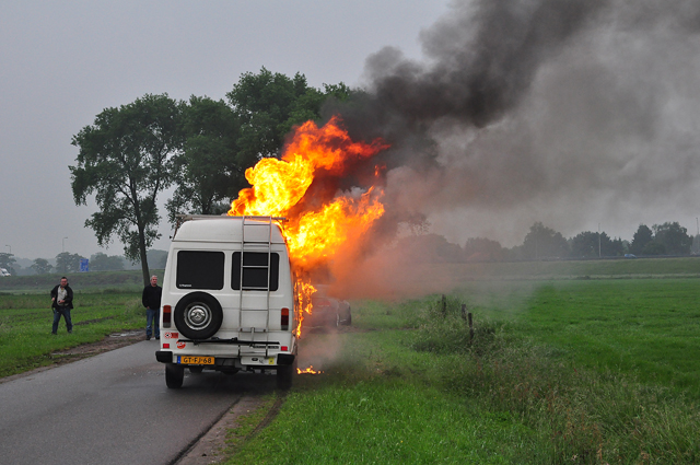 Felle brand verwoest 33 jaar oude camper aan de Overstortweg Waalwijk