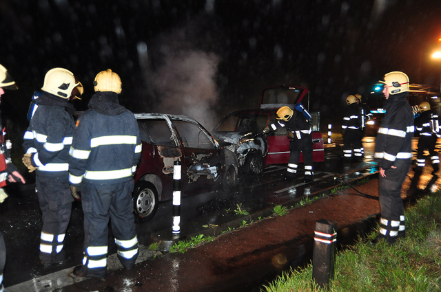 UPDATE: Auto's vliegen in brand na aanrijding aan de Winterdijk Waalwijk
