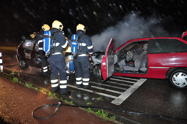 UPDATE: Auto's vliegen in brand na aanrijding aan de Winterdijk Waalwijk