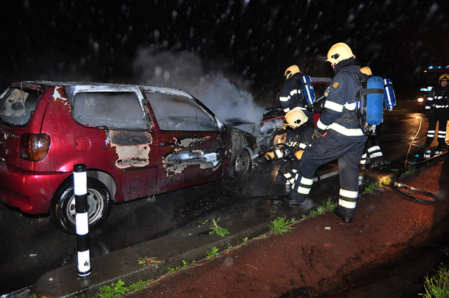 UPDATE: Auto's vliegen in brand na aanrijding aan de Winterdijk Waalwijk