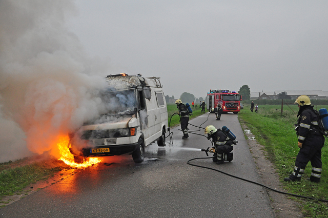 Felle brand verwoest 33 jaar oude camper aan de Overstortweg Waalwijk