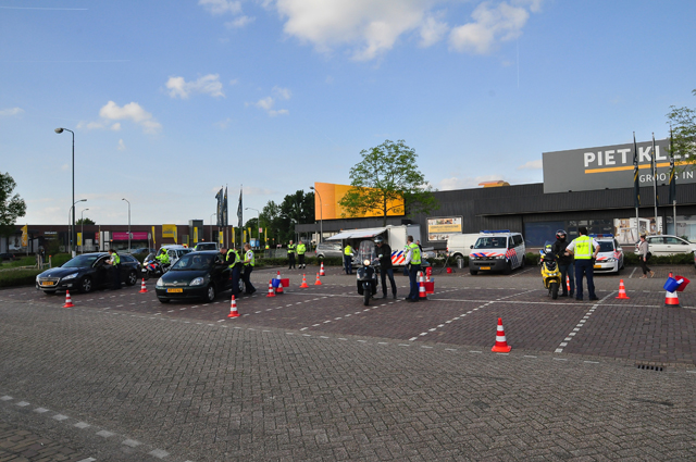 UPDATE: Grote politie controle aan de Prof. Van der Waalsweg Waalwijk