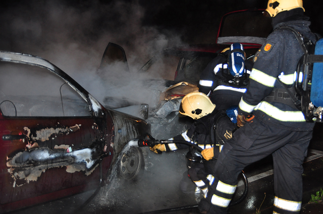 UPDATE: Auto's vliegen in brand na aanrijding aan de Winterdijk Waalwijk