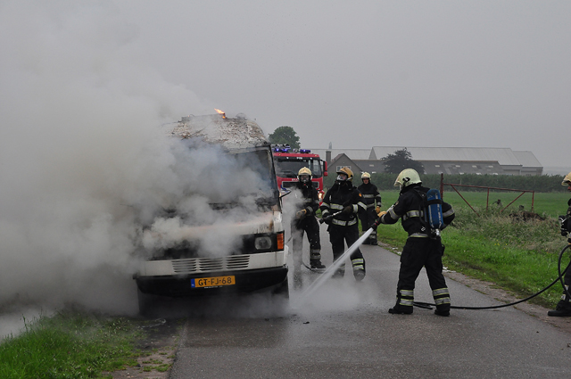 Felle brand verwoest 33 jaar oude camper aan de Overstortweg Waalwijk