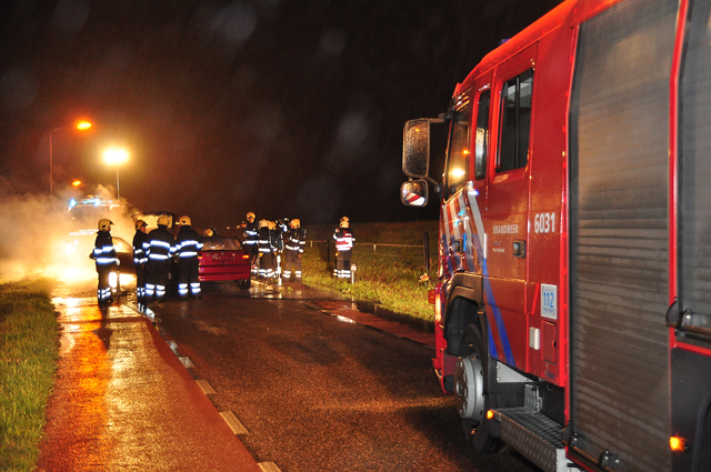 UPDATE: Auto's vliegen in brand na aanrijding aan de Winterdijk Waalwijk