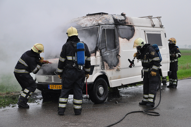 Felle brand verwoest 33 jaar oude camper aan de Overstortweg Waalwijk