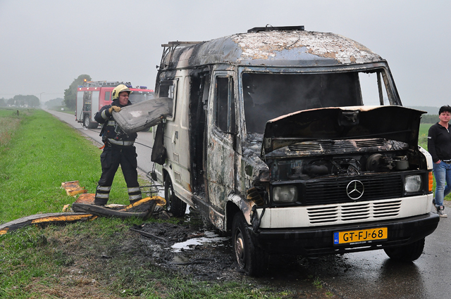 Felle brand verwoest 33 jaar oude camper aan de Overstortweg Waalwijk