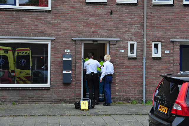 Politie breekt deur open van woning aan de Mr. Luybenstraat Waalwijk