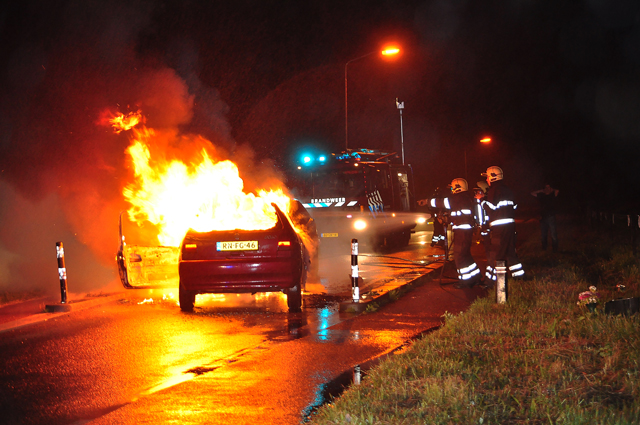 UPDATE: Auto's vliegen in brand na aanrijding aan de Winterdijk Waalwijk