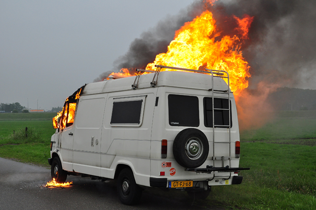Felle brand verwoest 33 jaar oude camper aan de Overstortweg Waalwijk