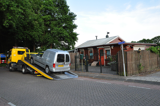 UPDATE: Arrestatieteam doet inval in woning aan de Meerdijk Waalwijk