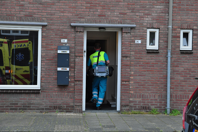 Politie breekt deur open van woning aan de Mr. Luybenstraat Waalwijk