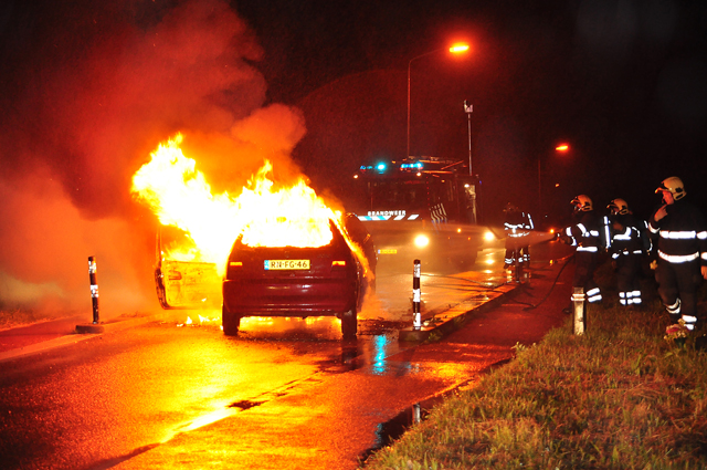 UPDATE: Auto's vliegen in brand na aanrijding aan de Winterdijk Waalwijk