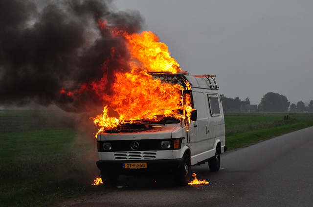 Felle brand verwoest 33 jaar oude camper aan de Overstortweg Waalwijk