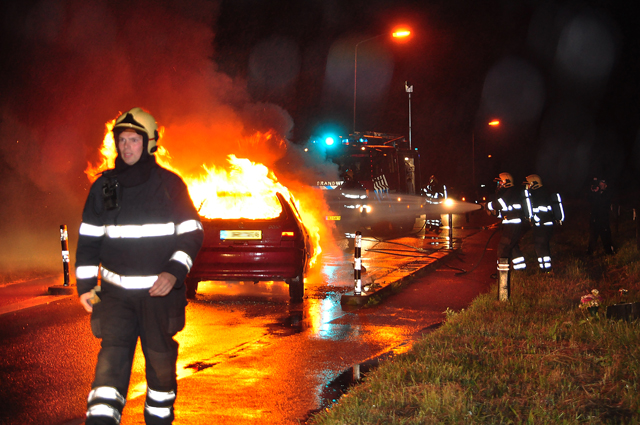 UPDATE: Auto's vliegen in brand na aanrijding aan de Winterdijk Waalwijk
