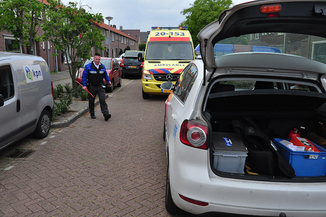 Politie breekt deur open van woning aan de Mr. Luybenstraat Waalwijk