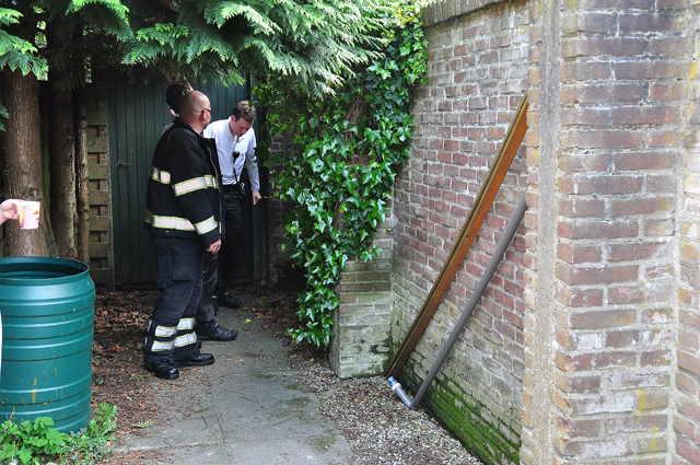Conifeer in brand  aan de Thorbeckelaan Waalwijk