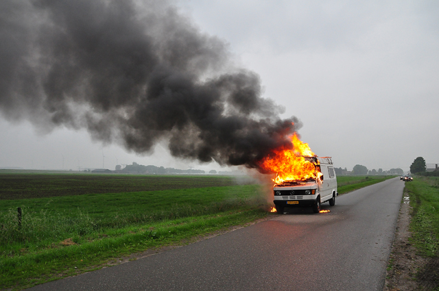 Felle brand verwoest 33 jaar oude camper aan de Overstortweg Waalwijk