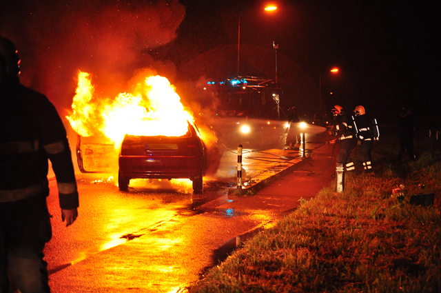 UPDATE: Auto's vliegen in brand na aanrijding aan de Winterdijk Waalwijk