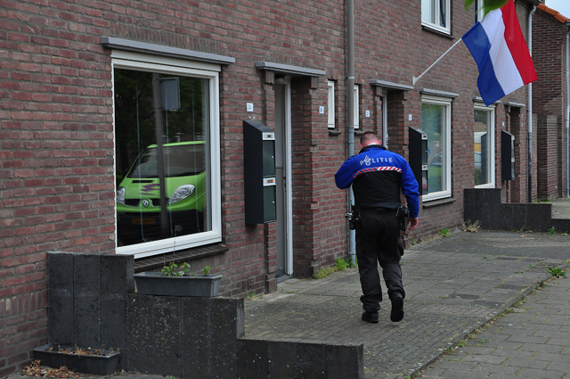 Politie breekt deur open van woning aan de Mr. Luybenstraat Waalwijk