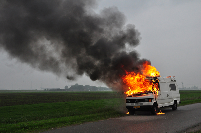 Felle brand verwoest 33 jaar oude camper aan de Overstortweg Waalwijk