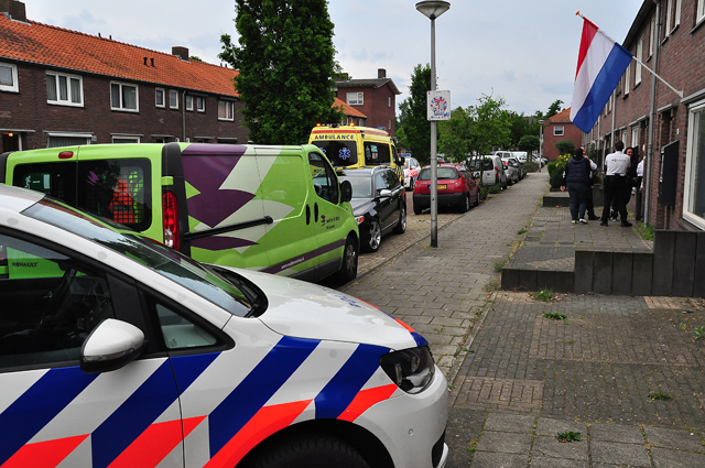 Politie breekt deur open van woning aan de Mr. Luybenstraat Waalwijk