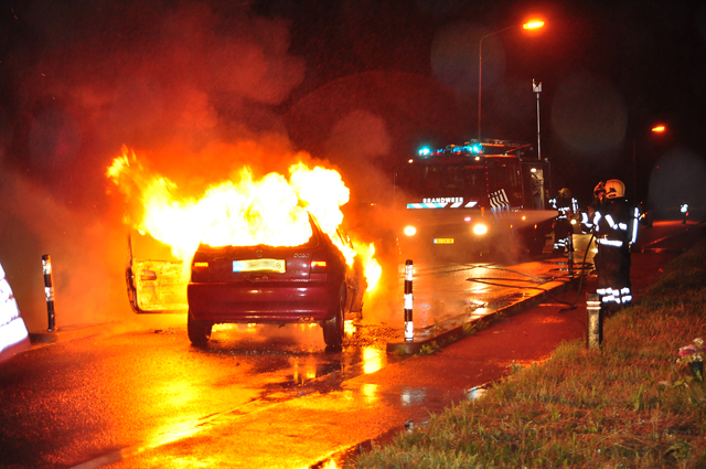 UPDATE: Auto's vliegen in brand na aanrijding aan de Winterdijk Waalwijk