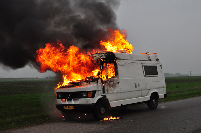 Felle brand verwoest 33 jaar oude camper aan de Overstortweg Waalwijk