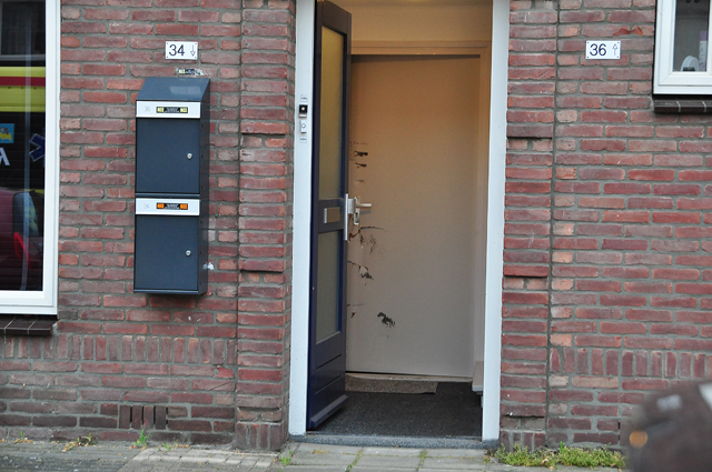Politie breekt deur open van woning aan de Mr. Luybenstraat Waalwijk
