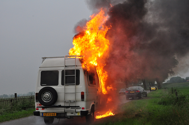Felle brand verwoest 33 jaar oude camper aan de Overstortweg Waalwijk