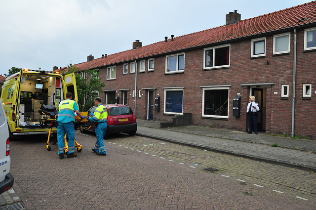 Politie breekt deur open van woning aan de Mr. Luybenstraat Waalwijk