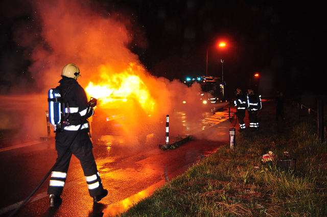 UPDATE: Auto's vliegen in brand na aanrijding aan de Winterdijk Waalwijk