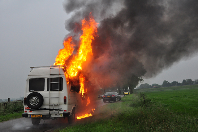 Felle brand verwoest 33 jaar oude camper aan de Overstortweg Waalwijk