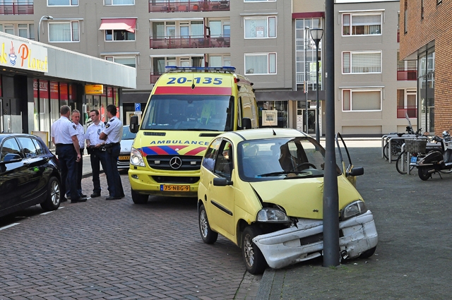 Brommobiel botst tegen lantaarnpaal aan het St. Jansplein Waalwijk
