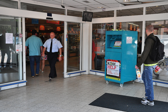 Winkeldief gaat door het lint bij Albert Heijn aan winkelcentrum De Els Waalwijk