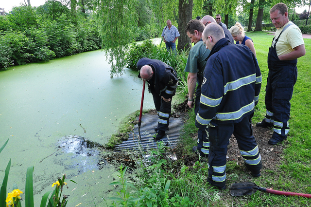 Jong eendje vast in duiker aan de Meerdijk Waalwijk