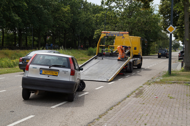 Veel schade na ongeval aan de Ambrosiusweg Waalwijk