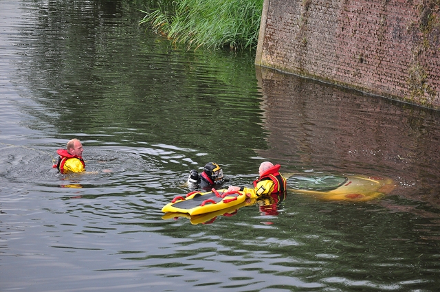 Auto te water aan de Heusdenseweg Waalwijk