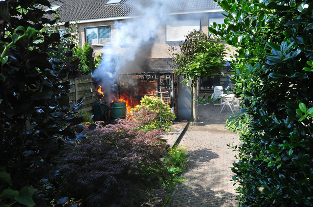 Schuur gaat in vlammen op aan de Rossinistraat Waalwijk