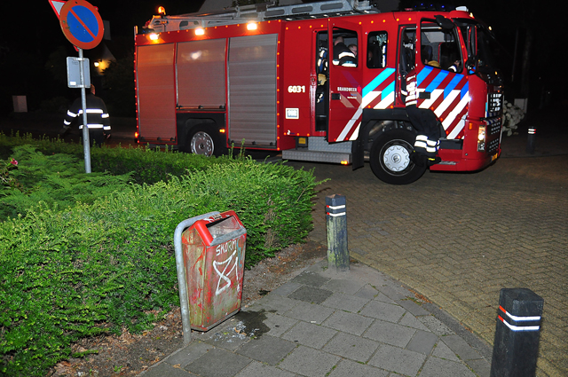 Klein brandje in prullenbak aan de Burg. Moonenlaan Waalwijk