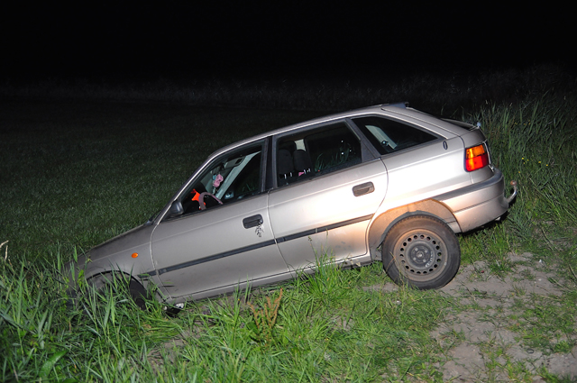 Bestuurder mist bocht en beland met auto in greppel aan de Nieuwe Munnikensteeg Waalwijk