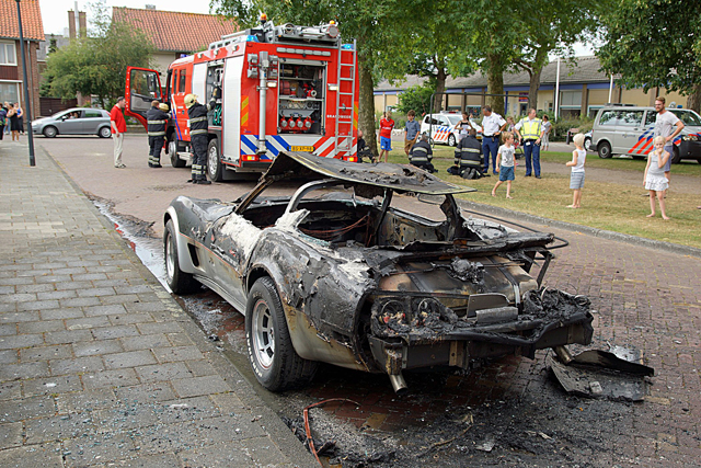 Corvette uit 1978 uitgebrand aan de Molenstraat Waalwijk