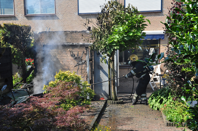 Schuur gaat in vlammen op aan de Rossinistraat Waalwijk