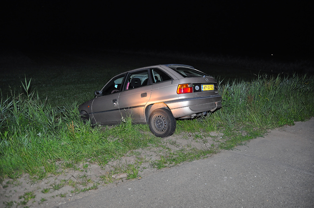 Bestuurder mist bocht en beland met auto in greppel aan de Nieuwe Munnikensteeg Waalwijk