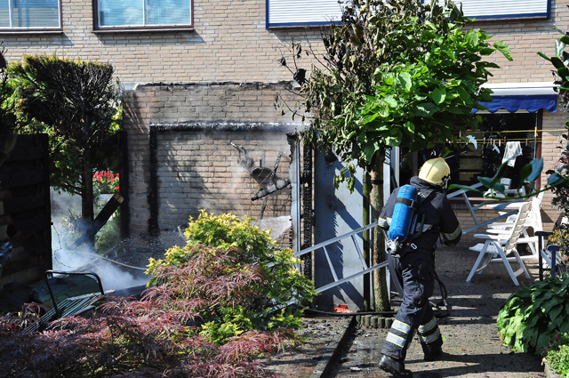 Schuur gaat in vlammen op aan de Rossinistraat Waalwijk