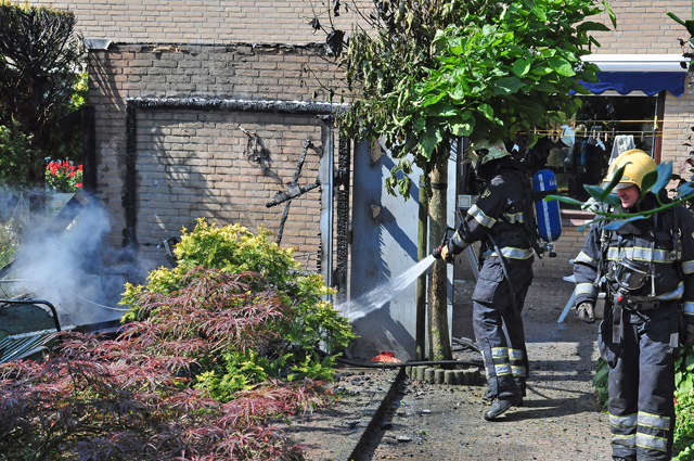 Schuur gaat in vlammen op aan de Rossinistraat Waalwijk