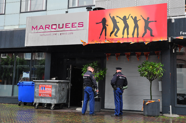 Burgemeester Kleijngeld sluit café Marquees voor 2 weken aan de Grotestraat Waalwijk
